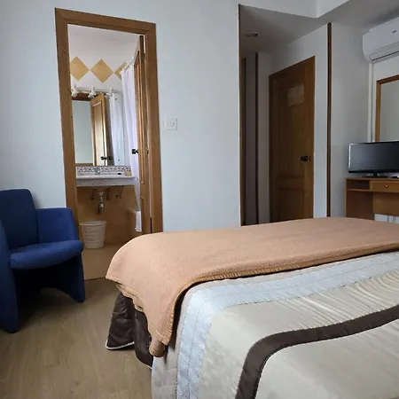 Espada A 174 Kilometros De Santiago De Compostela Hotel La Rua