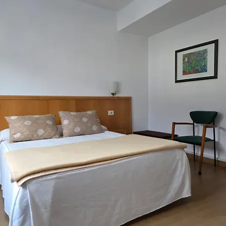 Espada A 174 Kilometros De Santiago De Compostela Hotel La Rua